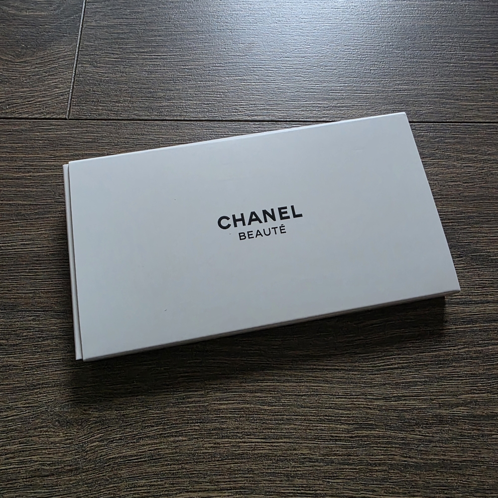 CHANEL Women Hair Clips Set in Red, Black & White - Picture 4 of 4